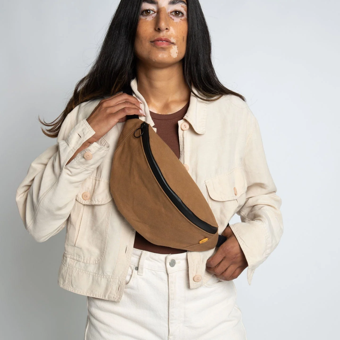 Trakke Banana Crossbody Bag - Image 10