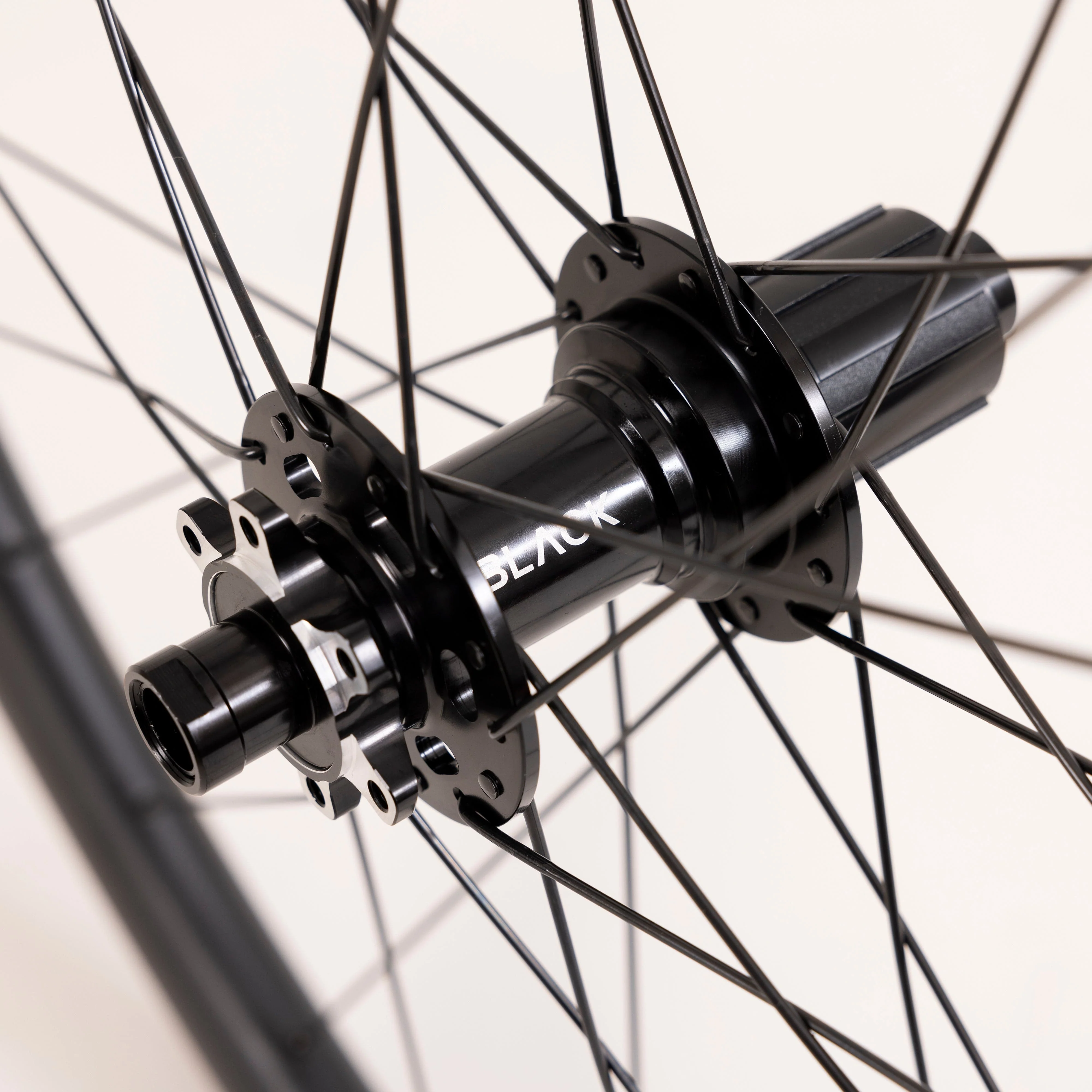 Sonder Black i21 Carbon Aero Wheelset - Image 5